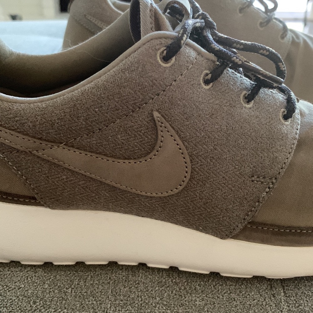 “Like New” Nike Rosherun Premium NRG khaki/beige (10.5)